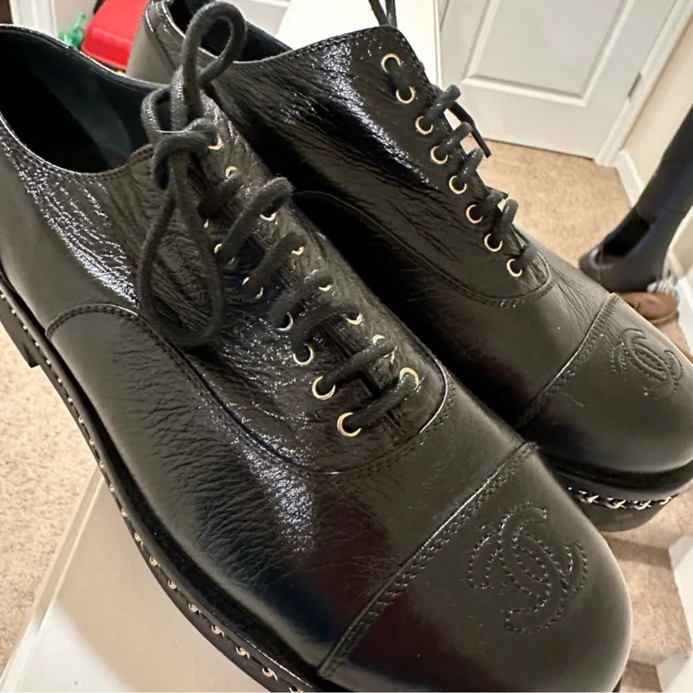 CHANEL Black Leather Shoes with Gold Chain Accent - Picture 3 of 4